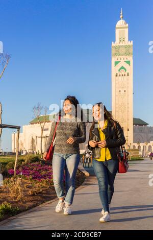 Il Marocco, Casablanca, giovani donne sul piazzale della moschea di Hassan II Foto Stock