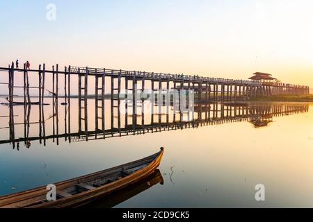 Myanmar (Birmania), regione di Mandalay, Amarapura, il ponte U Bein Teak lungo 1.2 chilometri, è stato costruito nel 1849 sul lago Taungthaman Foto Stock