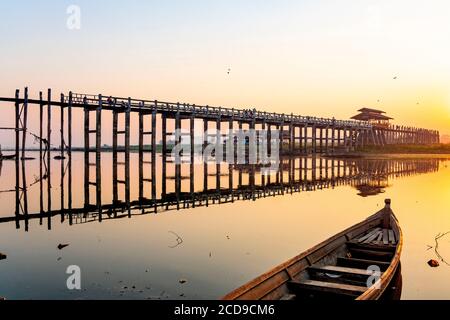 Myanmar (Birmania), regione di Mandalay, Amarapura, il ponte U Bein Teak lungo 1.2 chilometri, è stato costruito nel 1849 sul lago Taungthaman Foto Stock