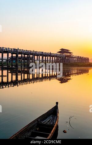 Myanmar (Birmania), regione di Mandalay, Amarapura, il ponte U Bein Teak lungo 1.2 chilometri, è stato costruito nel 1849 sul lago Taungthaman Foto Stock