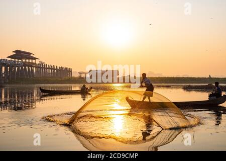 Myanmar (Birmania), regione di Mandalay, Amarapura, il ponte Teak U Bein di 1.2 km, è stato costruito nel 1849 sul lago Taungthaman, peccatori Foto Stock