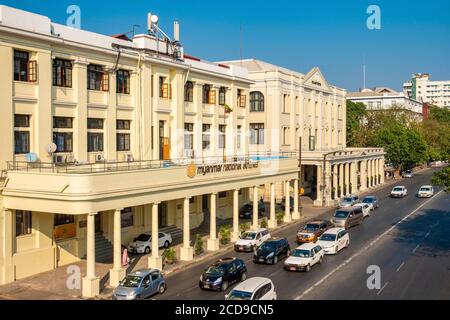 Myanmar (Birmania), Yangon, la città coloniale, Myanmar National Airlines e lo Strand Hotel in fondo Foto Stock