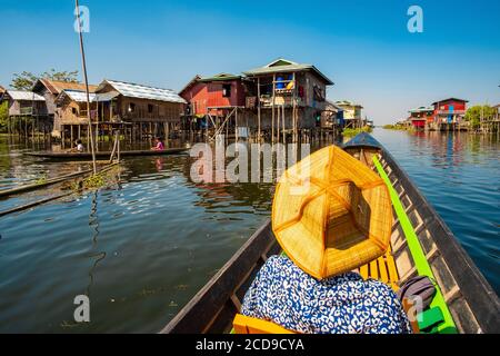 Myanmar (Birmania), Stato Shan, Lago Inle, gita in barca, donna turistica Foto Stock