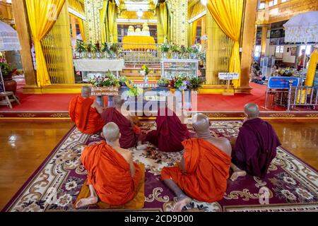 Myanmar (Birmania), Shan state, Inle Lake, Phaung Daw Oo Pagoda Foto Stock