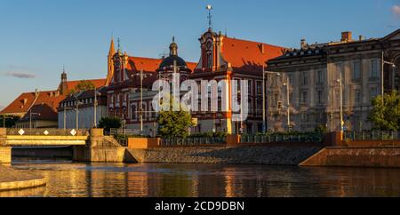 Panorama del quartiere storico di Wrocław visto dal acqua nell'ora d'oro Foto Stock