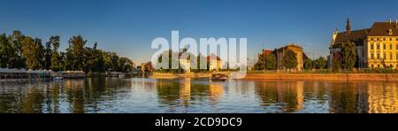 Panorama del quartiere storico di Wrocław visto dal acqua nell'ora d'oro Foto Stock