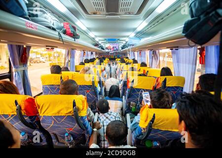 Myanmar (Birmania), Stato del Mon, interno degli autobus Foto Stock