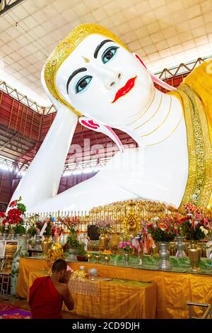 Myanmar (Birmania), Yangon, distretto di Shwe Gon Daing, Paya Chaukhtattgyi, Buddha in oro cementato reclinato con mosaici in vetro lunghi 70 m. Foto Stock