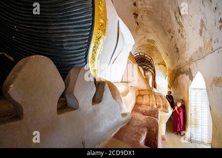 Myanmar (Birmania), regione di Mandalay, sito archeologico buddista di Bagan, patrimonio mondiale dell'UNESCO, tempio Manuha Phaya con il suo Buddha mentito Foto Stock