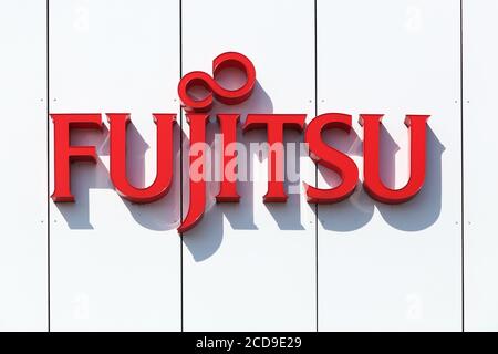 Aarhus, Danimarca - 22 agosto 2015: Logo Fujitsu su su una parete. Fujitsu è una multinazionale giapponese di apparecchiature e servizi informatici Foto Stock