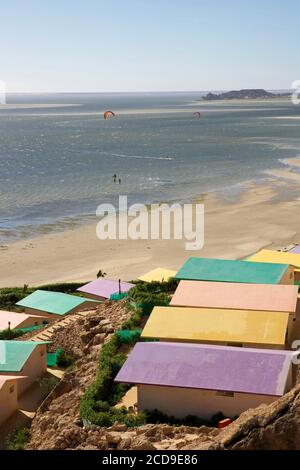 Marocco, Sahara occidentale, Dakhla, tetti colorati dell'hotel PK25 di fronte alla laguna Foto Stock