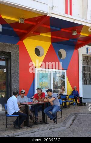 Marocco, Tangeri Tetouan regione, Tangeri, gruppo di uomini seduti alla terrazza bar del cinema Rif Foto Stock