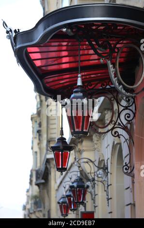 Francia, Parigi, Royal Monceau hotel, lanterne rosse appese sulla facciata del Royal Monceau Foto Stock