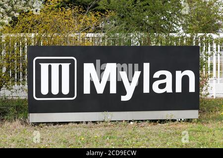 Chatillon sur Chalaronne, Francia - 5 aprile 2019: Stabilimento di Mylan in Francia. Mylan è un'azienda farmaceutica globale generica e specializzata Foto Stock