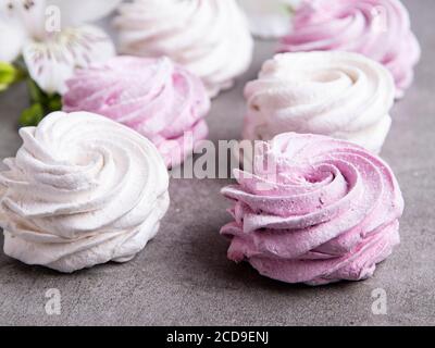 Marshmallows bianchi e rosa fatti in casa. Dolci sani fatti in casa. Primo piano. Foto Stock