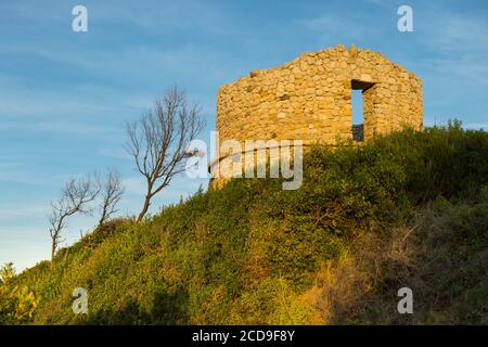 Francia, Haute Corse, Aleria, pianura orientale, stagno di Diana, la torre genovese di Diana veglia sul passaggio del grau tra il mare e lo stagno al tramonto Foto Stock