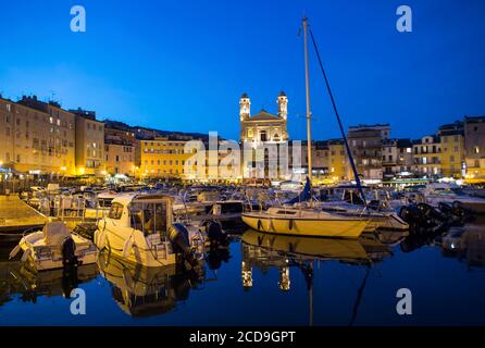 Francia, Haute Corse, Bastia, sul vecchio porto, la chiesa illuminata di San Giovanni Battista al crepuscolo Foto Stock