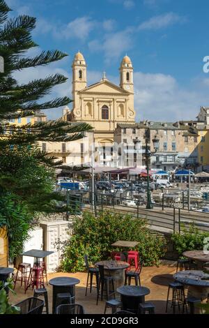 Francia, Haute Corse, Bastia, sul vecchio porto una terrazza ristorante di fronte alla chiesa di san Jean Baptiste Foto Stock