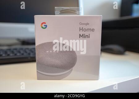 Primo piano della scatola per il diffusore intelligente Google Home Mini in ufficio, San Ramon, California, 5 giugno 2020. () Foto Stock