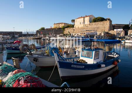Francia, Corse du Sud, Ajaccio, molte barche da pesca in legno animano il porto di Tino Rossi di fronte alle facciate del centro storico in mattinata Foto Stock