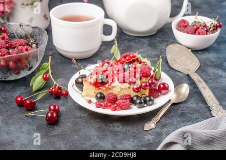 Torta di biscotti con frutti di bosco estivi su sfondo nero Foto Stock