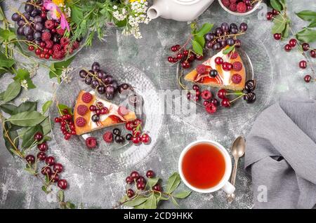 Torte biscottate con frutti di bosco estivi su sfondo grigio Foto Stock