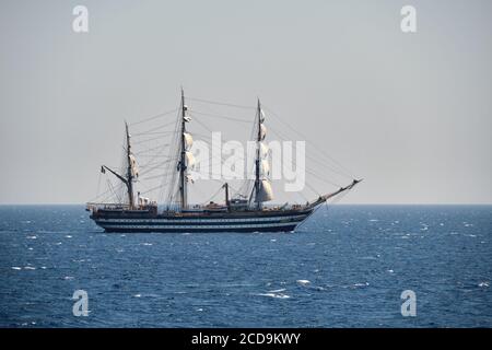 Sicilia, Italia - Agosto 12 2020: La nave italiana Amerigo Vespucci che naviga nel Mediterraneo Foto Stock