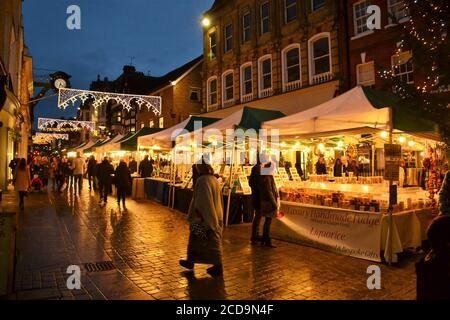 Shopping di Natale a Winchester High Street Foto Stock