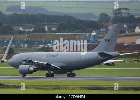 Prestwick, Scozia, Regno Unito. 27 Agosto 2020. Nella foto: Un aereo canadese Airbus A310 atterra all'aeroporto di Prestwick e l'equipaggio si vede partire dal pannello e salire a bordo di un autobus di trasferimento sul asfalto. Credit: Colin Fisher/Alamy Live News Foto Stock