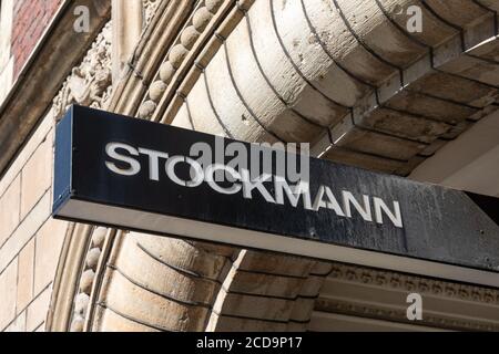 Stockmann firma sull'ingresso laterale del grande magazzino di Helsinki, Finlandia Foto Stock