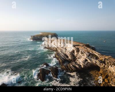 Formazioni rocciose nell'oceano vicino a Peniche, Portogallo Foto Stock