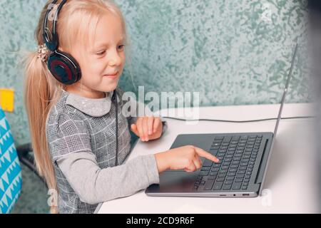 Giovane studentessa bambina con notebook di apprendimento e preparazione indietro a scuola Foto Stock