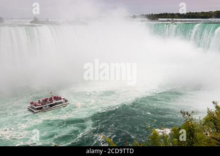 Cascate del Niagara, Canada, 26 2020 agosto: Ampio giro in barca con i turisti da Hornblower Niagara Falls tour in barca che si sposta nella nebbia delle cascate Horseshoe Foto Stock