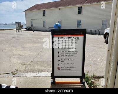 Un cartello con le informazioni sulle misure di Covid-19 è visibile vicino al campo di Crissy, nel Presidio, San Francisco, California, 28 giugno 2020. () Foto Stock