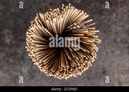 Noodle di soba non cotti. Noodle tradizionali giapponesi. Vista dall'alto. Foto Stock