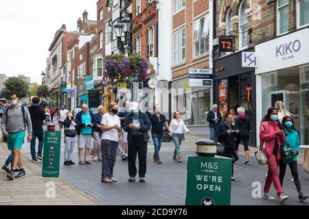 Windsor, Regno Unito. 27 agosto 2020. Gli acquirenti indossano rivestimenti per il viso per prevenire la diffusione del coronavirus. Tessa Lindfield, il direttore della sanità pubblica per il Berkshire, ha esortato i residenti del Royal Borough di Windsor e Maidenhead a seguire le linee guida per le distanze sociali a seguito di un significativo aumento del numero di test COVID-19 positivi nel corso della scorsa settimana. Credit: Mark Kerrison/Alamy Live News Foto Stock