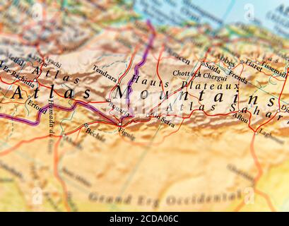 Mappa geografica del viaggiatore focalizzata sulle montagne dell'Atlante Foto Stock