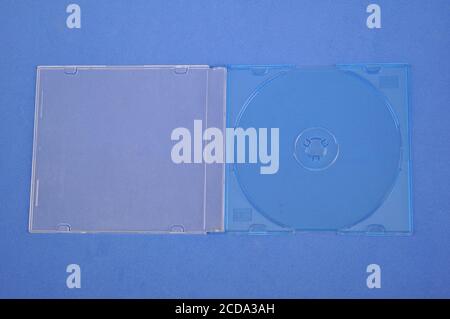 Copertina per cd o DVD. In colore blu acrilico per la memorizzazione di cd e dvd, colore blu e bianco, sfondo blu, con spazio di copia, Brasile, Sud America Foto Stock