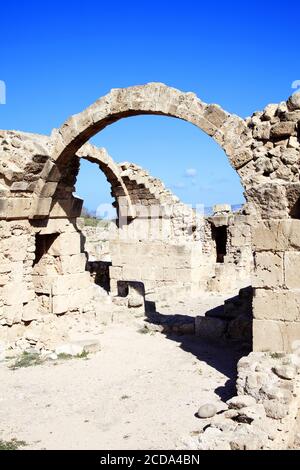 Saranda Kolones (quaranta colonne) Rovine della fortezza al porto di Paphos Cipro un Frankish 13 ° secolo castello Fort Cipro che è un popolare destinazione di viaggio Foto Stock