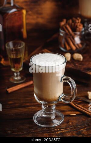 Caffè irlandese in bicchiere Foto Stock