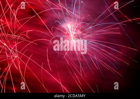 Fuochi d'artificio che esplodono da una manifestazione pirotecnica del razzo su Guy Immagine foto stock notte falò fawkes Foto Stock