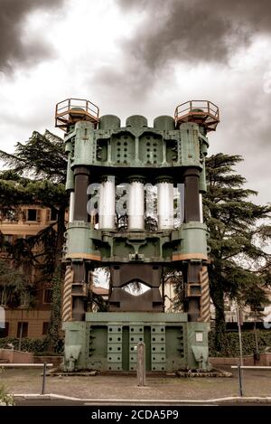 TERNI, ITALIA MAGGIO 08 2020:vecchia pressa in acciaio davanti alla stazione ferroviaria di terni Foto Stock