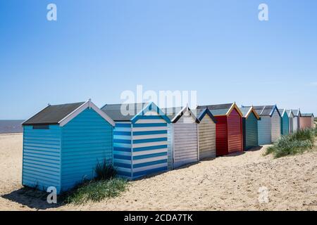 Colorate capanne sulla spiaggia, Southwold, Suffolk, Regno Unito. Destinazione turistica sul mare britannico. Foto Stock