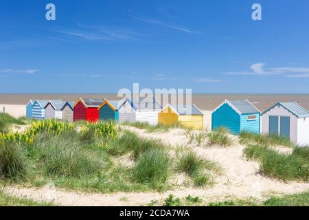 Colorate capanne sulla spiaggia, Southwold, Suffolk, Regno Unito. Destinazione turistica sul mare britannico. Foto Stock