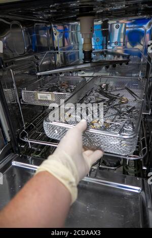 Sterilizzazione in autoclave in odontoiatria . Moderno sterilizzatore per  autoclave da laboratorio per la pulizia di utensili dentali nel reparto di  sterilizzazione odontoiatrica Foto stock - Alamy