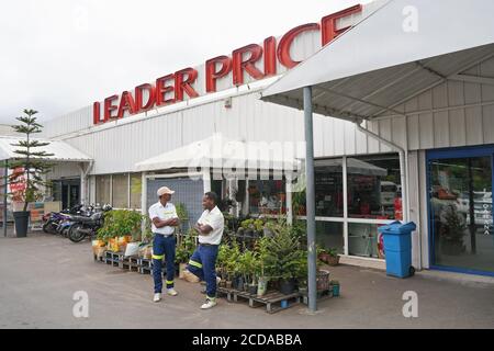 Antananarivo, Madagascar - 24 aprile 2019: Due dipendenti di fronte al supermercato leader Price dove vengono esposte le piante. Questo dissenso francese Foto Stock