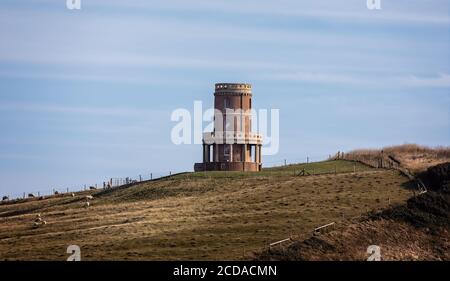 Clavell Tower sulla cima di Hen Cliff a Kimmeridge Bay, Isola di Purbeck, Dorset, Regno Unito il 26 agosto 2020 Foto Stock