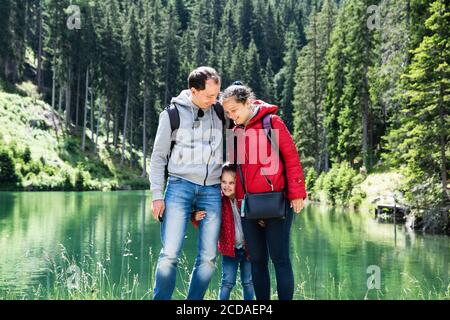 Famiglia con bambina al Lago di montagna in Austria Viaggi Foto Stock