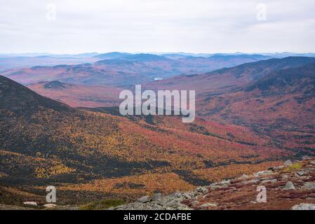 Magnifica vista su un paesaggio di montagna boschivo durante l'autunno colorare il sesaon in una giornata nuvolosa Foto Stock