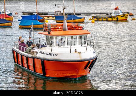 Traghetto tra Town Quay a Fowey e Polruan Quay ON Il fiume Fowey in Cornovaglia Inghilterra Foto Stock